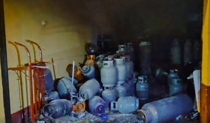 Bomba de tiempo: casi se origina tragedia por incendio en distribuidora de gas en el centro de Uripa 